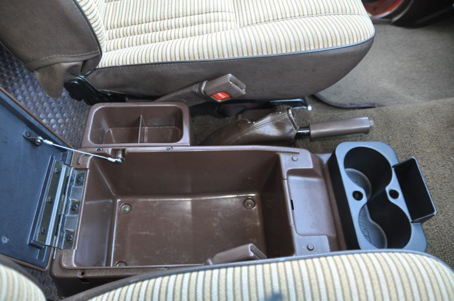 Детали интерьера Toyota Land Cruiser 60 (FJ60) 1984 года  (NA) (фото 148 из 251)